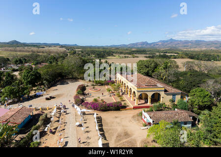 Vue de Manaca Iznaga tower, tour dans la Valle de los Ingenios, autrefois célèbre pour les plantations de canne à sucre, avec une locomotive à vapeur, des voyages en famille Banque D'Images