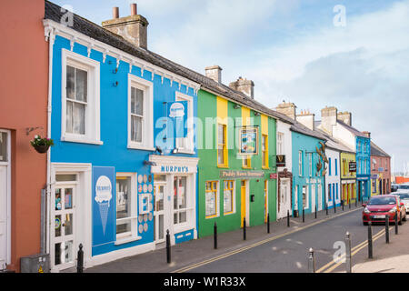 Maisons colorées sur Strand Street, le bleu avec le populaire Murphy's ice cream shop vu de tout en marchant la Dingle Way Dingle, Dingle, P Banque D'Images