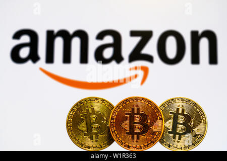 Bitcoin Gold coins avec l'Amazon logo sur fond d'écran. Un nouveau type de concept business finance Banque D'Images