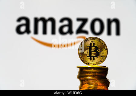 Bitcoin Gold coins avec l'Amazon logo sur fond d'écran. Un nouveau type de concept business finance Banque D'Images