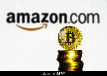 Bitcoin Gold coins avec l'Amazon logo sur fond d'écran. Un nouveau type de concept business finance Banque D'Images