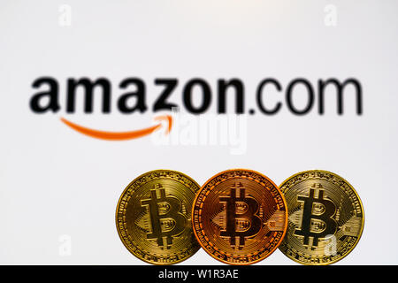 Bitcoin Gold coins avec l'Amazon logo sur fond d'écran. Un nouveau type de concept business finance Banque D'Images