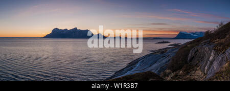 Midnightsun sur la côte en face de l'île Fugloya, Nordland, Norvège Banque D'Images