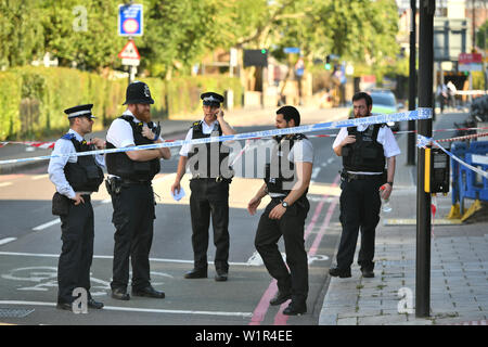 Les agents de police sur Latchmere Road à Battersea Park Road à la suite d'un couteau. Un homme a été transporté à l'hôpital après une attaque dans la route à Battersea, dans le sud de Londres, et il n'y a eu aucune arrestation. Banque D'Images