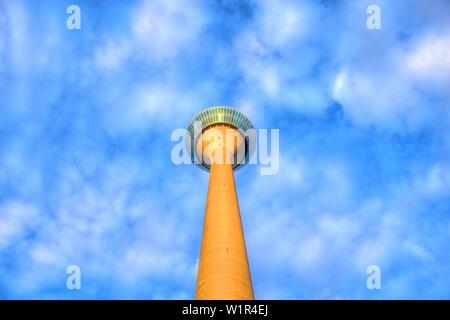 Rheintower Düsseldorf avec ciel bleu et nuages en arrière-plan Banque D'Images
