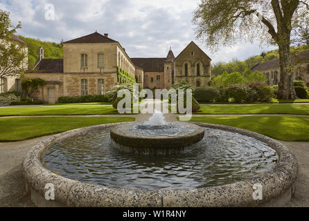 Abbaye de Fontenay près de Montbard , Canal de Bourgogne , Departement Côte-d'Or , Bourgogne , France , Europe Banque D'Images