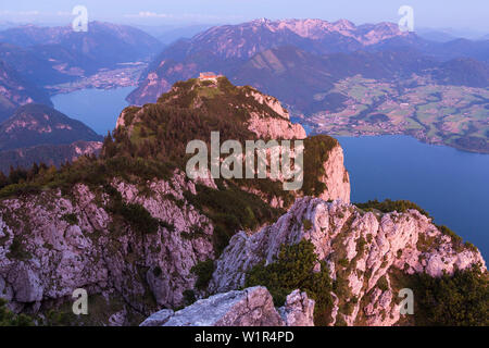 Lever du soleil au Mont Traunstein vu d'Alpine hut Gmundner Hut, vue de Traunstein hut et le lac Traunsee, Haute Autriche, Autriche, Europe Banque D'Images