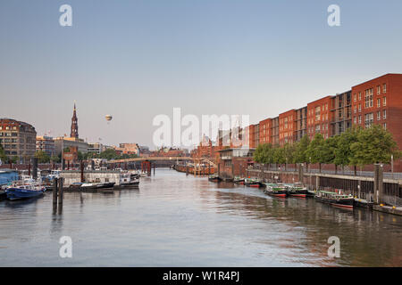 Port de la rivière et la tour de St Catharine's Church, ville hanséatique de Hambourg, Allemagne du Nord, l'Allemagne, de l'Europe Banque D'Images