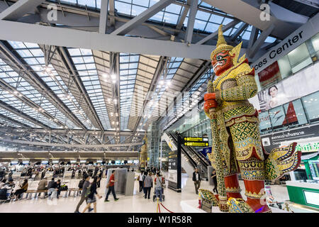 Nouvelles l'aéroport de Suvarnabhumi , nouveau moyeu de l'Asie du Sud Est , énorme statue Guard, statue, Bangkok, l'Asie Banque D'Images