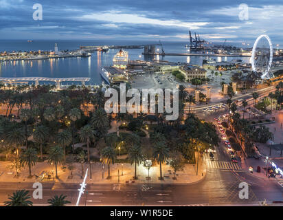 Vue panoramique vue de l'établissement AC Hotel Malaga Palacio, Promenade, Paseo Parque, phare, port, Malaga Andalousie, Espagne Banque D'Images