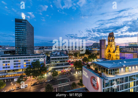 Vue sur Berlin avec le Bikini Shopping Centre et le Gedaechnis église dans le crépuscule, Berlin, Allemagne Banque D'Images