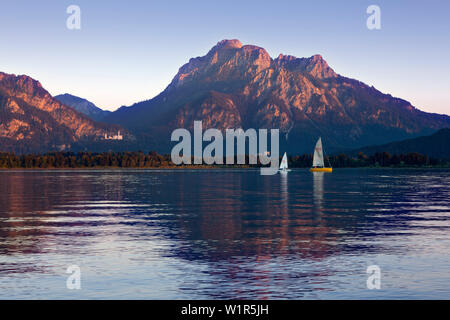 Vue sur le lac Forggensee, au château de Neuschwanstein et Hohenschwangau, Alpes, Saeuling Allgaeu Allgaeu, Bavaria, Germany Banque D'Images