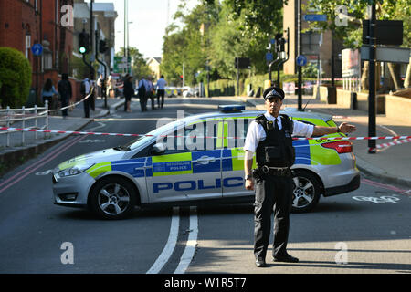 La police sur Latchmere Road à Battersea Park Road à la suite d'un couteau. Un homme a été transporté à l'hôpital après une attaque dans la route à Battersea, dans le sud de Londres, et il n'y a eu aucune arrestation. Banque D'Images