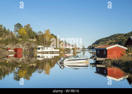 Voile et rouge huttes dans Laget, Aust-Agder, Norvège du Sud, Sørlandet, Norvège, Scandinavie, Europe du Nord, Europe Banque D'Images