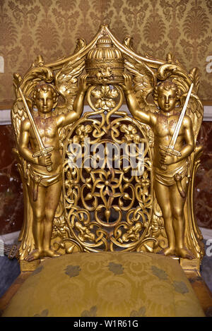 Chaise royale détails décor, le Palazzo Reale di Napoli (Palais Royal de Naples), la Piazza del Plebiscito, Toledo, Naples, Italie, Europe. Banque D'Images
