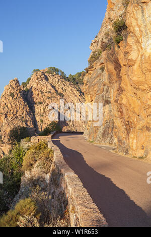 Route sinueuse dans les Calanche, côte ouest entre Porto et Piana, l'ouest de la Corse, Corse, France du Sud, France, Europe du Sud, Europe Banque D'Images