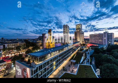 Vue sur le centre commercial avec l'église de Bikini et Gedaechnis, Berlin, Allemagne Banque D'Images