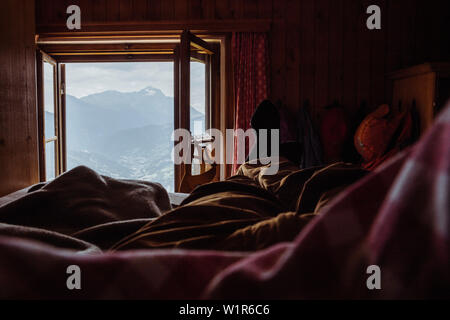 Vue depuis le dortoir de Skihütte Zams, E5, Alpenüberquerung, 4e étape, Skihütte Zams, Lacheralm,Pitztal, Wenns, Gletscherstube, Black Mountain à Braunschwei Banque D'Images