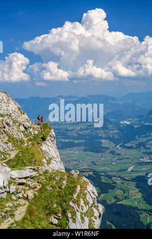 Deux femmes randonnée sur ausgesetztem, bande, la vallée de la Salzach en arrière-plan, Schuster, pâte Goll, Haute Alpes de Berchtesgaden, Upper Bavaria, Bavaria, G Banque D'Images