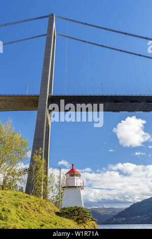 Osterøybrua phare sous le pont à travers le fjord Sørfjord, Indre Arna, près de Bergen, Hordaland, Fjord Norway, sud de la Norvège, la Norvège, comprimé Scandina Banque D'Images