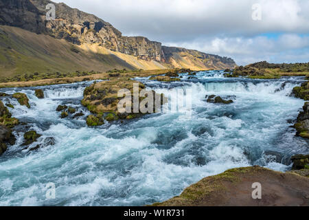 Rivière déchaînée, de cascades et de paysage sauvage sur la côte sud-est de l'Islande à la fin du printemps. Banque D'Images