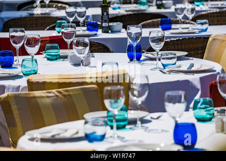 Tables de restaurant ensemble avec les verres et les assiettes dans le port de Port d'Andratx, Majorque, Îles Baléares, Espagne Banque D'Images