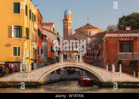 Donnant sur le Grand Canal sur les maisons et l'église de San Nicola da Tolentino sur le canal Rio dei Tolentini avec pont au coucher du soleil, Santa C Banque D'Images