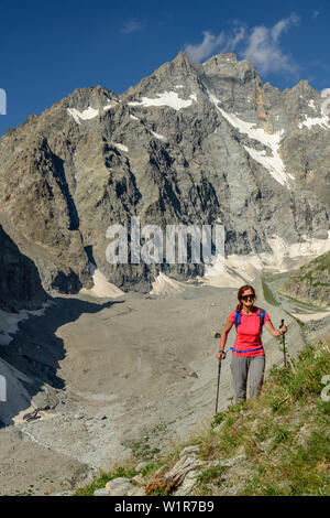 Randonnée femme avec le Pic Coolidge en arrière-plan, monter au refuge Refuge des Ecrins, Glacier Blanc, le Parc National des Écrins, Dauphine, Dauphiné, Hautes Alpes, Fran Banque D'Images