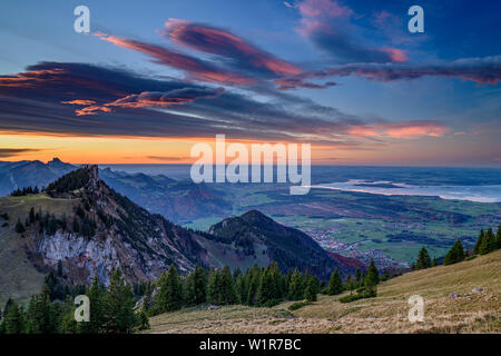 Des nuages au-dessus de l'humeur Alpes de Chiemgau et le lac de Chiemsee, Hochgern, Alpes de Chiemgau, Upper Bavaria, Bavaria, Germany Banque D'Images