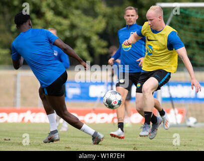Neuruppin, Allemagne. 06Th Juillet, 2019. Football, Bundesliga : camp de formation au Hertha Berlin Le Volksparkstadion : Dennis Jastrzembski (r) en action. Dans l'arrière-plan s'exécute Ondrej Duda. Credit : Soeren Stache/dpa/Alamy Live News Banque D'Images