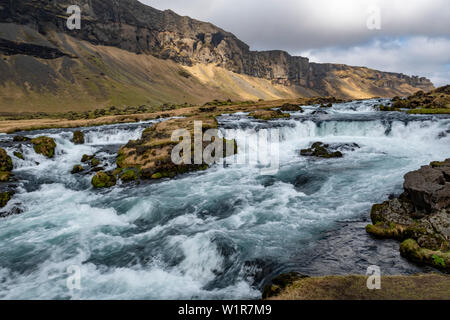 Rivière déchaînée, de cascades et de paysage sauvage sur la côte sud-est de l'Islande à la fin du printemps. Banque D'Images