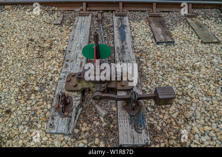 Vieux train yard switcher encore en usage sur les voies Banque D'Images