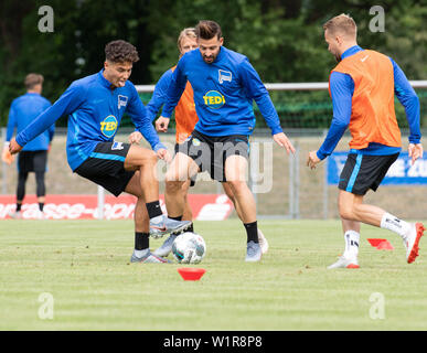 Neuruppin, Allemagne. 06Th Juillet, 2019. Football, Bundesliga : camp de formation au Hertha Berlin Le Volksparkstadion : Maurice Covic (l) et Marvin Plattenhardt (M) en action. Credit : Soeren Stache/dpa/Alamy Live News Banque D'Images