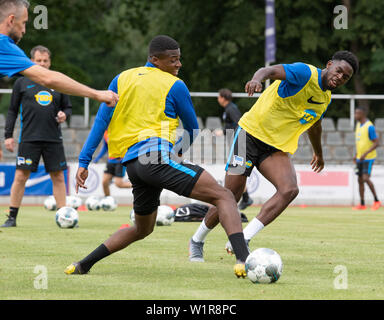Neuruppin, Allemagne. 06Th Juillet, 2019. Football, Bundesliga : camp de formation au Volksparkstadion Hertha Berlin : Javairo Dilrosun (l) et la Jordanie Torunarigha en action. Credit : Soeren Stache/dpa/Alamy Live News Banque D'Images