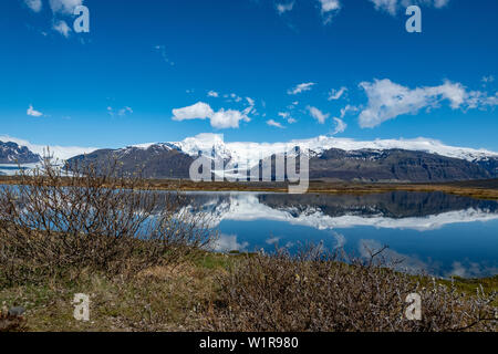 Vaste paysage des montagnes, lacs et glaciers de la région du sud-est de l'Islande Skaftafell Banque D'Images