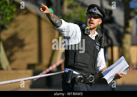 La police sur Latchmere Road à Battersea Park Road à la suite d'un couteau. Un homme a été transporté à l'hôpital après une attaque dans la route à Battersea, dans le sud de Londres, et il n'y a eu aucune arrestation. Banque D'Images