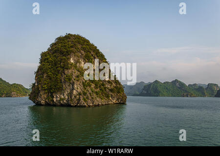 Grande et solitaire île calcaire dans la baie de Halon, Vietnam Banque D'Images