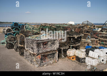 Les casiers à homard et des engins de pêche sur le quai de Mudeford, Christchurch Banque D'Images