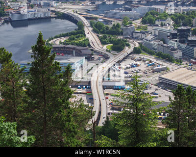 L'échange moderne (route) à Bergen (Norvège) Vue aérienne du centre-ville Banque D'Images