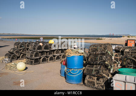 Les casiers à homard et des engins de pêche sur le quai de Mudeford, Christchurch Banque D'Images