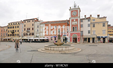 Rovinj, Croatie - 15 octobre 2014 : Maisons colorées à la place de la ville pittoresque de Rovinj, Croatie. Banque D'Images