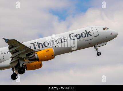 Thomas Cook Airbus décollant de l'aéroport de Londres Gatwick au Royaume-Uni. Banque D'Images