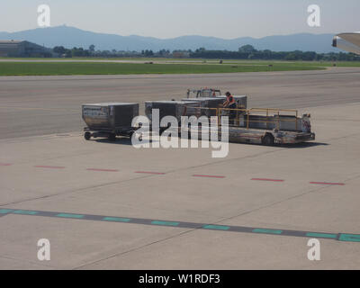 CASELLE, ITALIE - circa 2019 juin : les services de manutention au sol des aéronefs à l'aéroport de Turin Sandro Pertini par Aviapartner Banque D'Images
