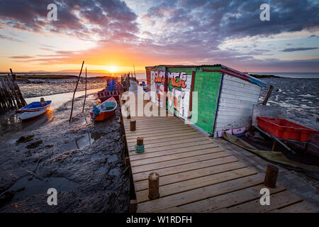 Coucher du soleil à Cais Palafítico da Carrasqueira, Setúbal, Portugal Banque D'Images