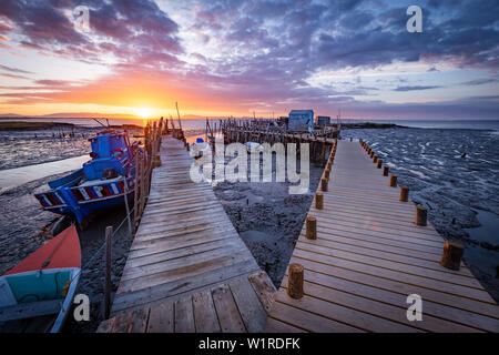 Coucher du soleil à Cais Palafítico da Carrasqueira, Setúbal, Portugal Banque D'Images