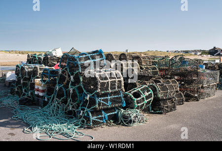 Les casiers à homard et des engins de pêche sur le quai de Mudeford, Christchurch Banque D'Images