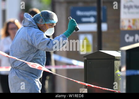 Un agent de police judiciaire sur Latchmere Road à Battersea Park Road à la suite d'un couteau. Un homme a été transporté à l'hôpital après une attaque dans la route à Battersea, dans le sud de Londres, et il n'y a eu aucune arrestation. Banque D'Images