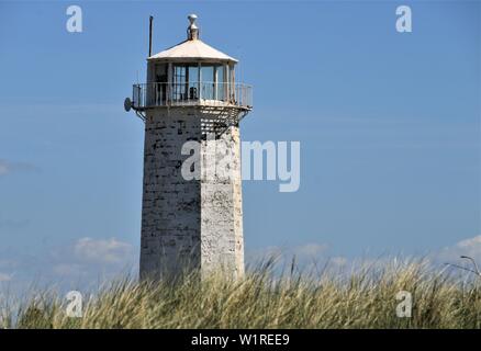 L'Île Walney, Cumbria, UK. 3 juillet 2019. Météo britannique. Le ciel bleu et le soleil du sud de la Réserve Naturelle de Walney Island, Walney, côte de Cumbrie. Vue vers Walney Island Lighthouse. :Crédit/Alamy greenburn Live News. Banque D'Images