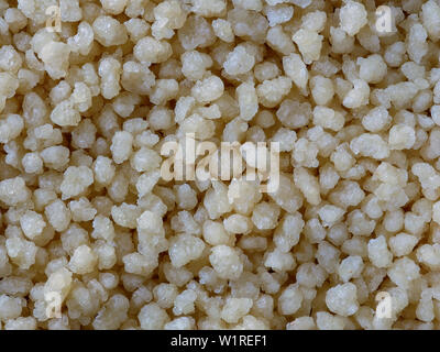 Macro Close-up de couscous, les petites boules cuites à la vapeur, au fond plat, de l'alimentation Banque D'Images