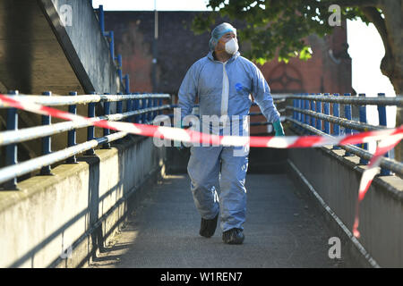 Médecine légale de la police sur Latchmere Road à Battersea Park Road à la suite d'un couteau. Un homme a été transporté à l'hôpital après une attaque dans la route à Battersea, dans le sud de Londres, et il n'y a eu aucune arrestation. Banque D'Images